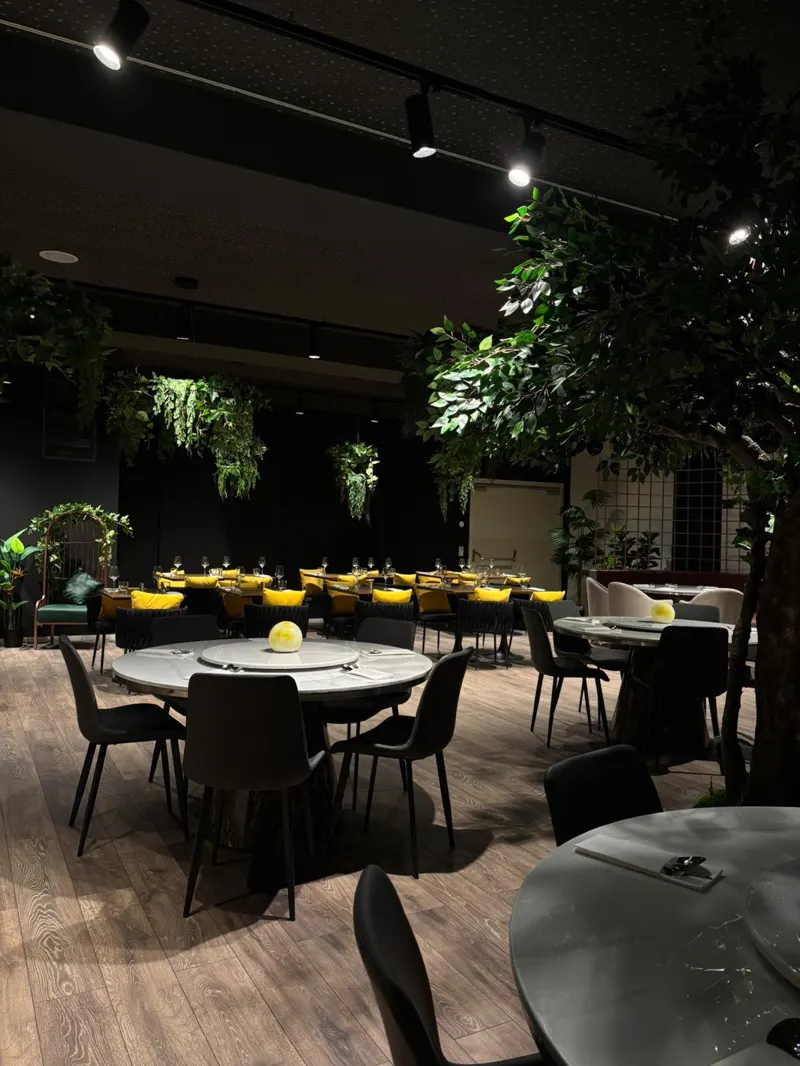 Gedeckte runde Tische im Restaurantbereich des Fuego